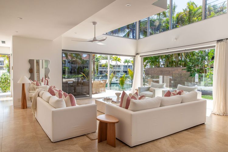 The Noosa Home – pool, jetty, water frontage