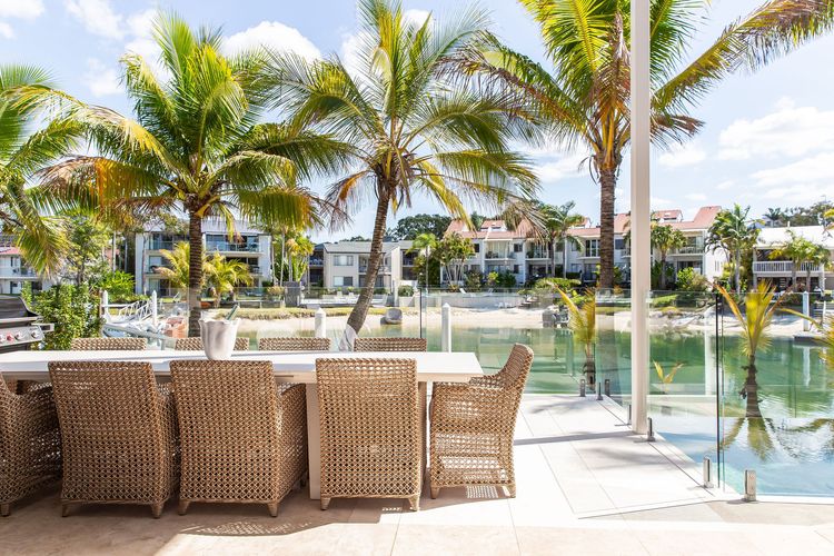 The Noosa Home – pool, jetty, water frontage