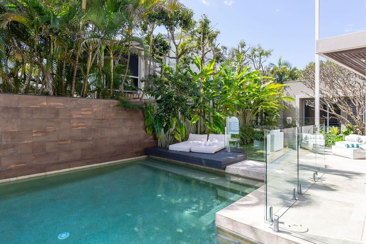 The Noosa Home – pool, jetty, water frontage