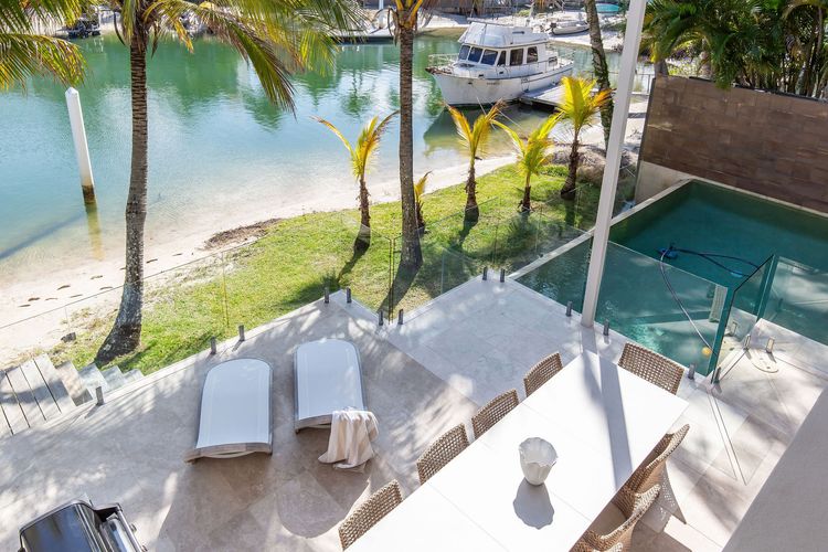 The Noosa Home – pool, jetty, water frontage