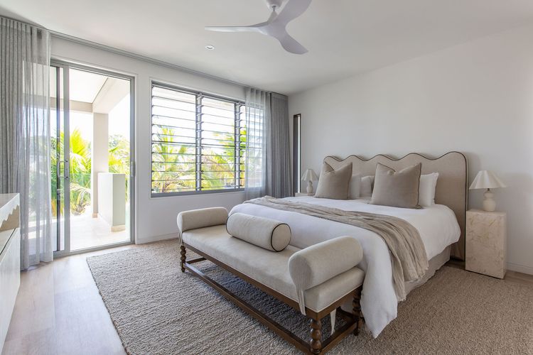 The Noosa Home – pool, jetty, water frontage