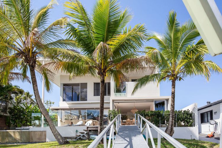 The Noosa Home – pool, jetty, water frontage
