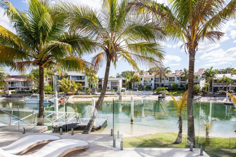 The Noosa Home – pool, jetty, water frontage