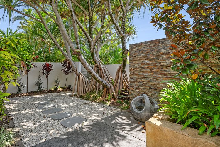 The Noosa Home – pool, jetty, water frontage