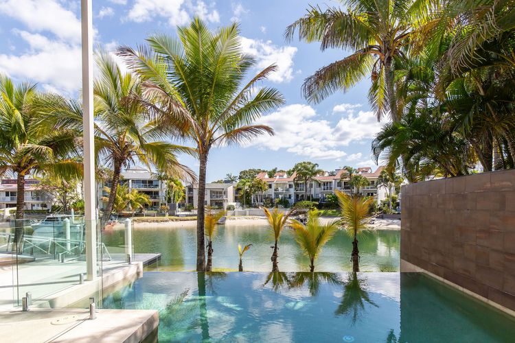 The Noosa Home – pool, jetty, water frontage