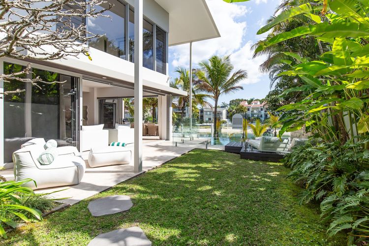 The Noosa Home – pool, jetty, water frontage