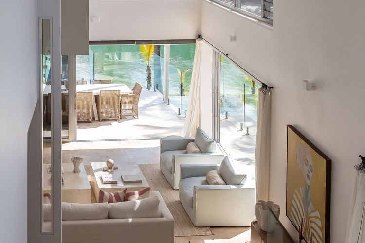 The Noosa Home – pool, jetty, water frontage