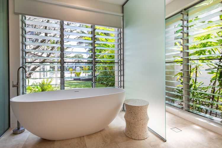 The Noosa Home – pool, jetty, water frontage