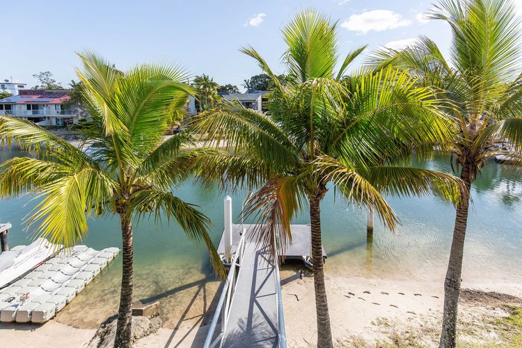 The Noosa Home – pool, jetty, water frontage