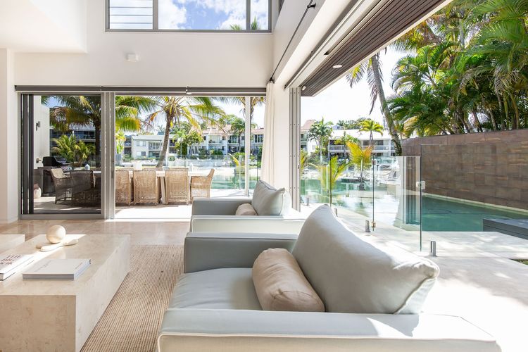The Noosa Home – pool, jetty, water frontage