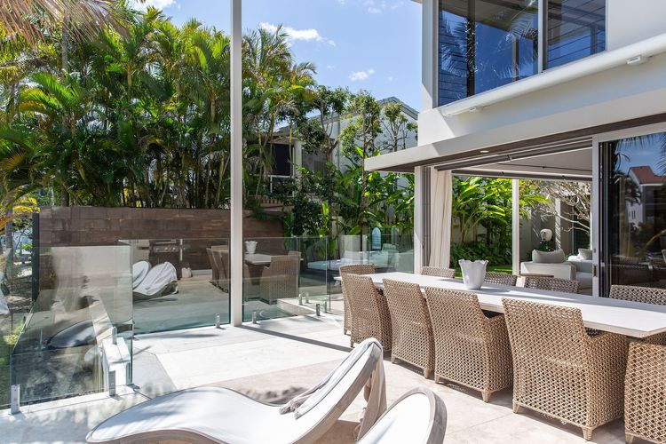 The Noosa Home – pool, jetty, water frontage