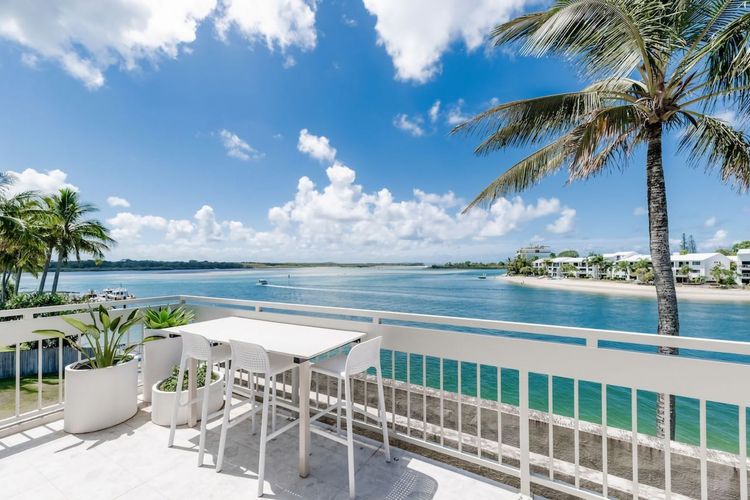 Bella Vista Waterfront Luxury