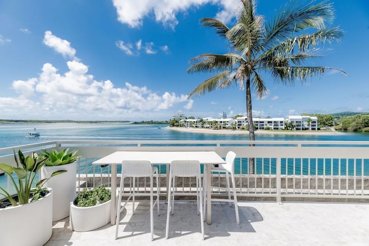 Bella Vista Waterfront Luxury