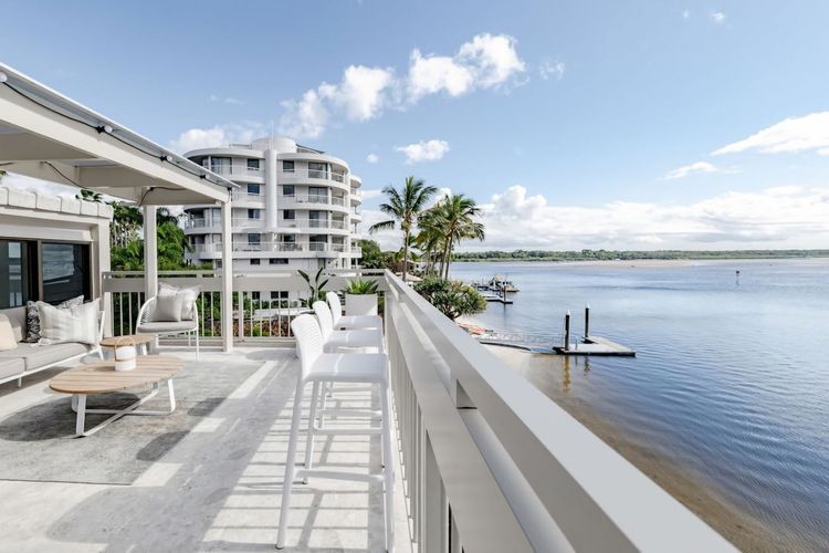 Bella Vista Waterfront Luxury