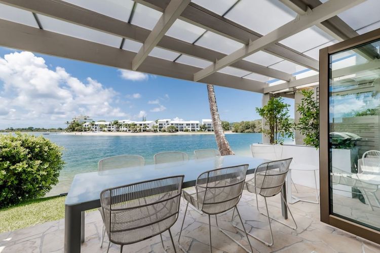 Bella Vista Waterfront Luxury