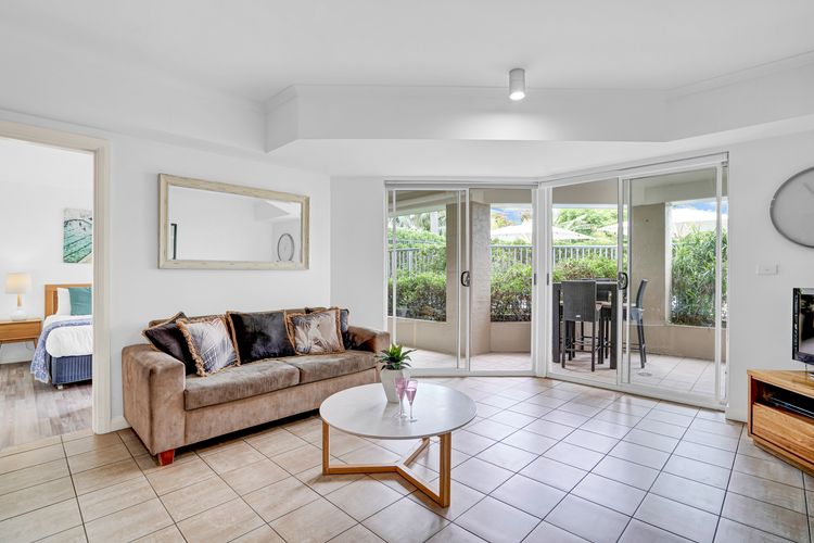 Iluka Apartments – Poolside