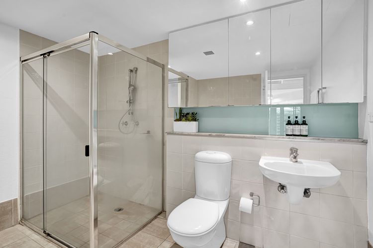 Iluka Apartments – Poolside