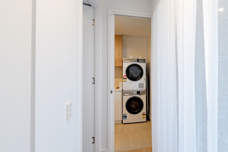 The Hamptons Lake House Noosa Heads Luxury House