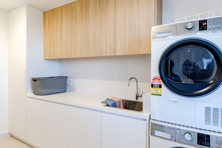 The Hamptons Lake House Noosa Heads Luxury House