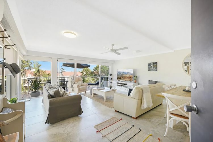 Hamptons Style Beach Retreat in Noosa s Heart