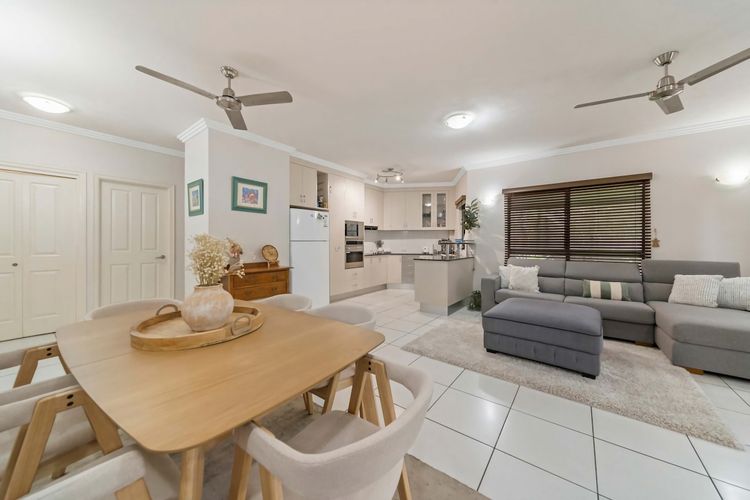 Near Beach 2 BR unit The Strand