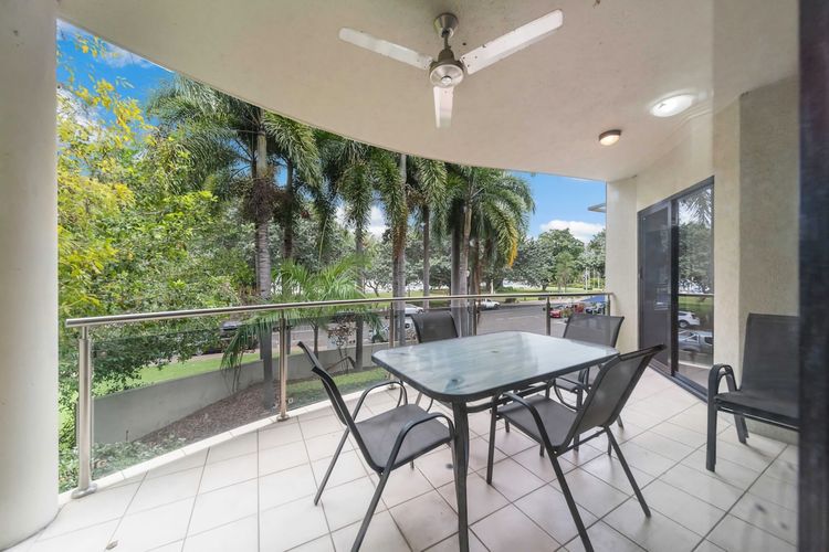 Near Beach 2 BR unit The Strand