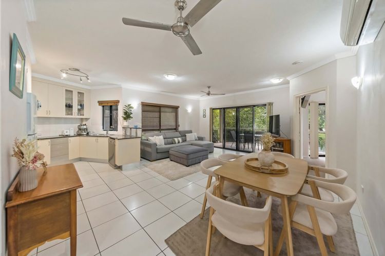 Near Beach 2 BR unit The Strand