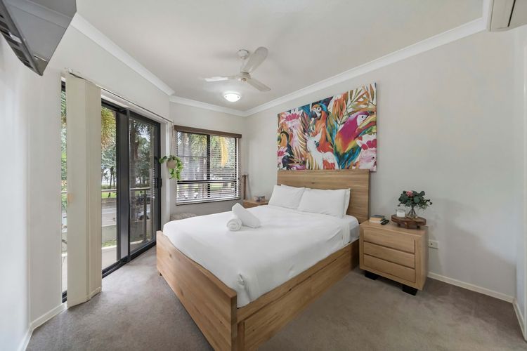 Near Beach 2 BR unit The Strand