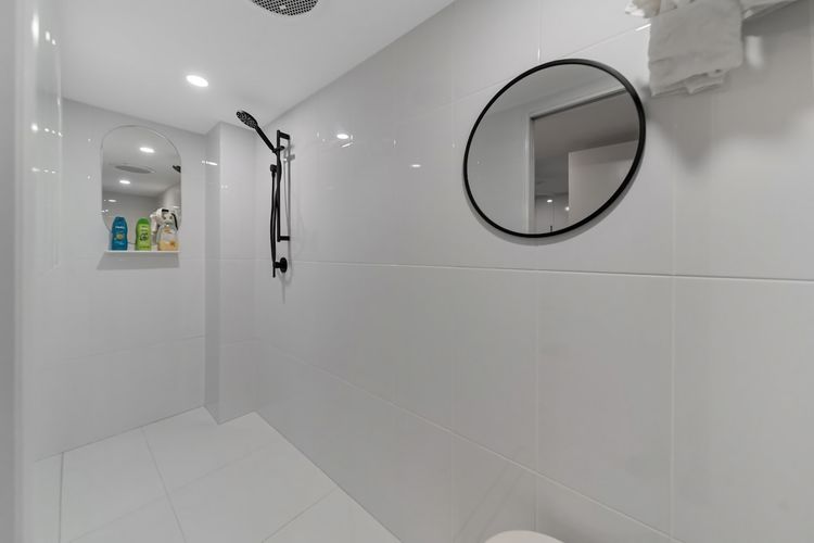 Full bathroom image 2