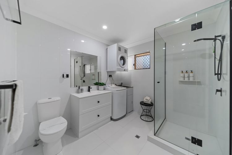 Full bathroom image 1