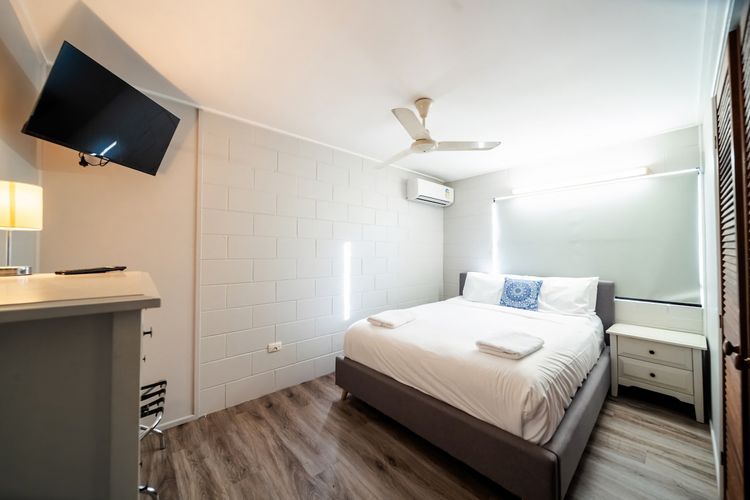 Bedroom 1 image 2