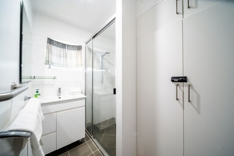 Full bathroom image 1