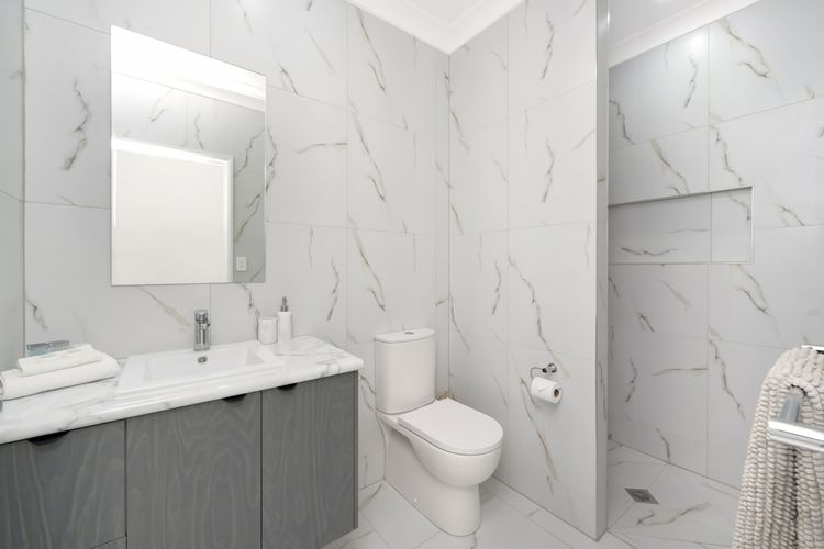 Full bathroom 1 image 1