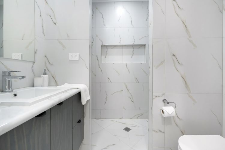 Full bathroom 1 image 2
