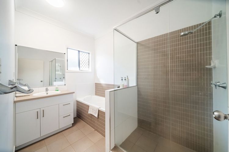 Full bathroom 1 image 1