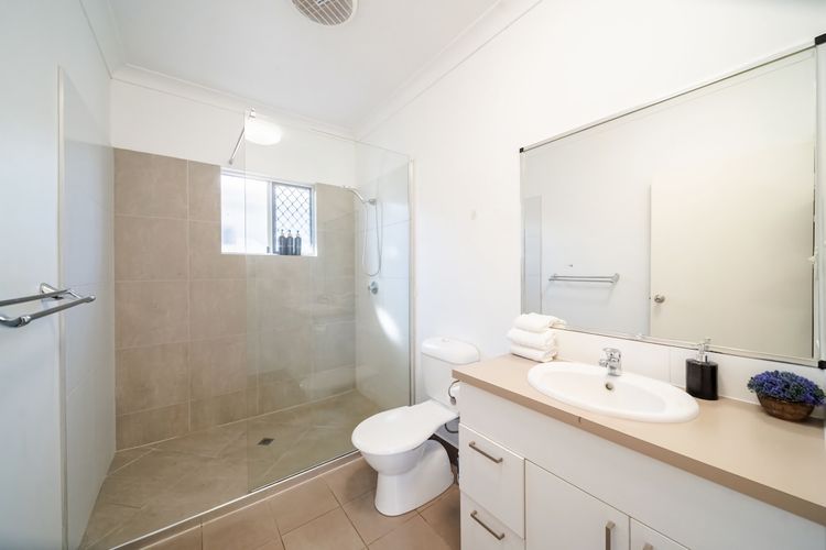Full bathroom 2 image 1