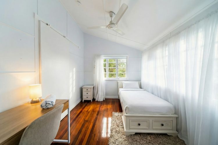 Bedroom 1 image 3