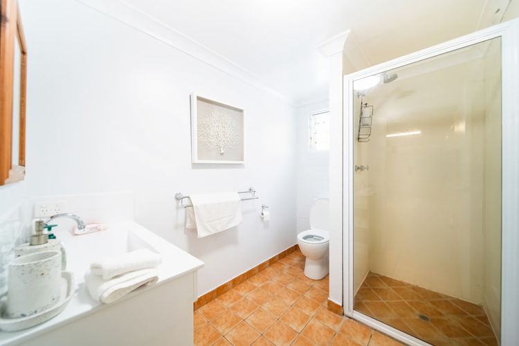 Full bathroom 1 image 1