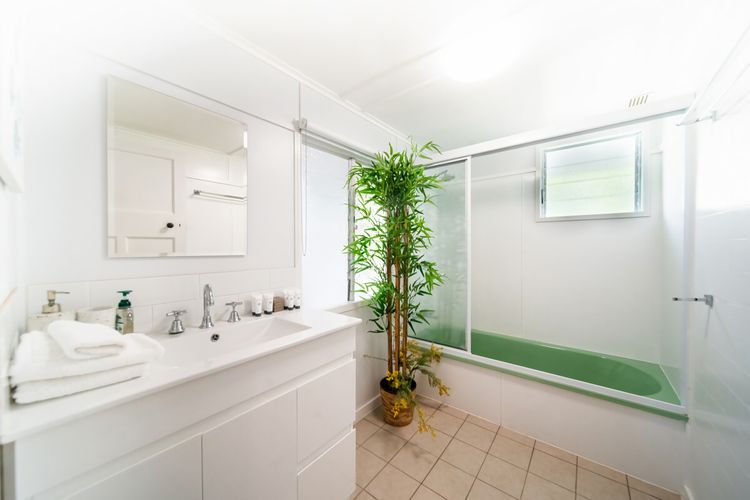 Full bathroom 2 image 1