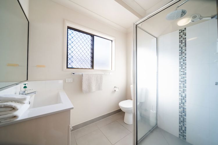 Full bathroom 2 image 1