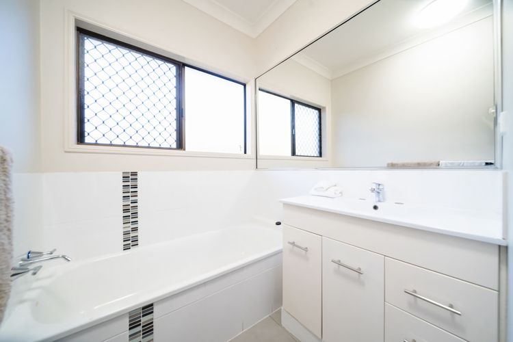 Full bathroom 1 image 1