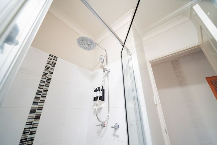 Full bathroom 1 image 2