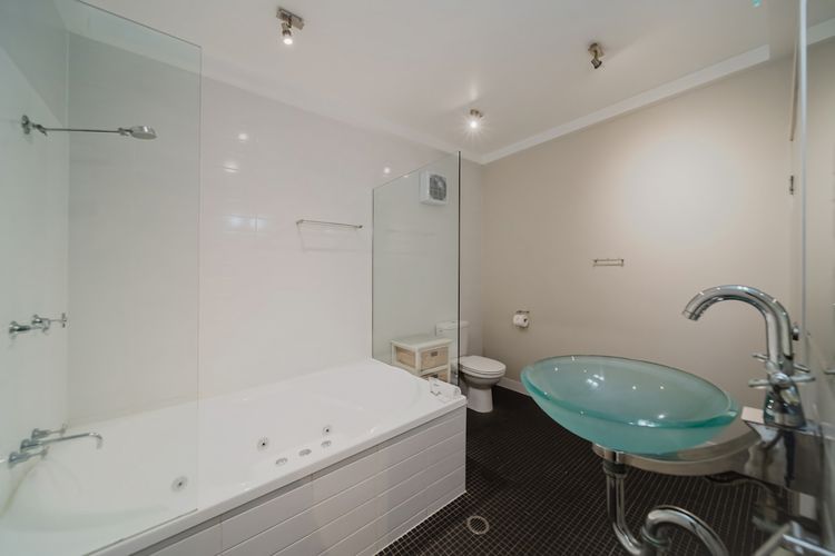 Full bathroom 1 image 1