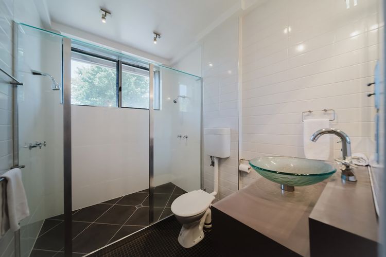 Full bathroom 2 image 1