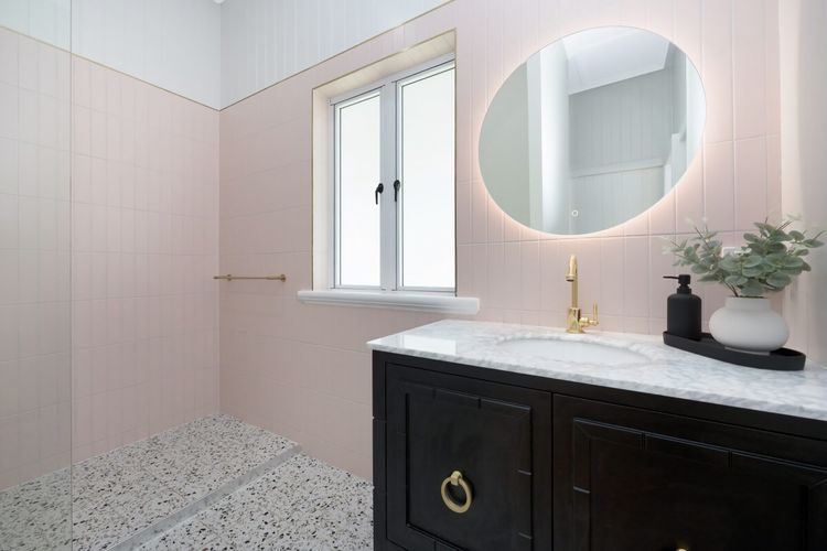 Full bathroom 1 image 1