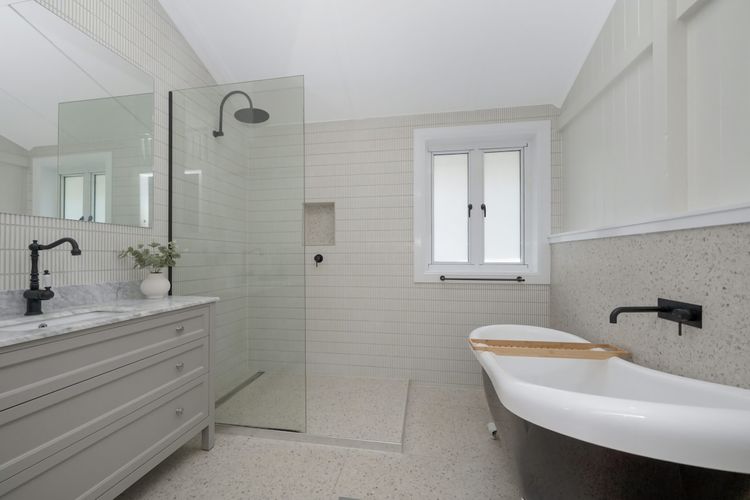 Full bathroom 2 image 1