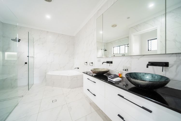 Full bathroom 2 image 1