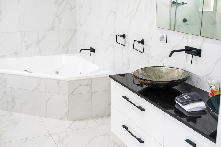 Full bathroom 2 image 2