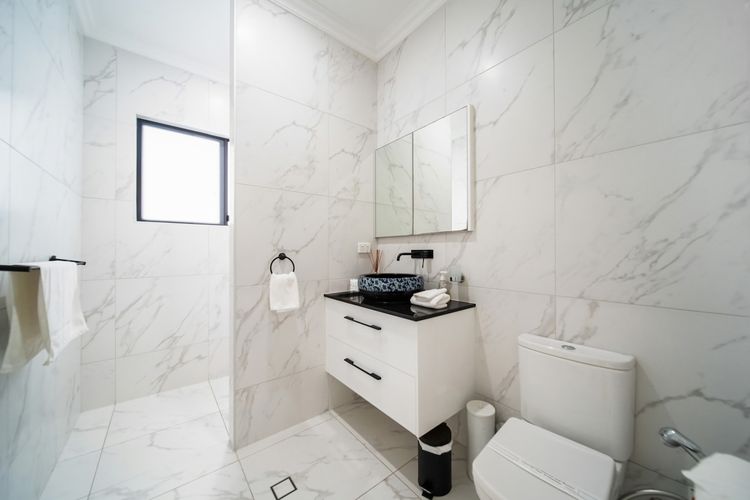 Full bathroom 1 image 1