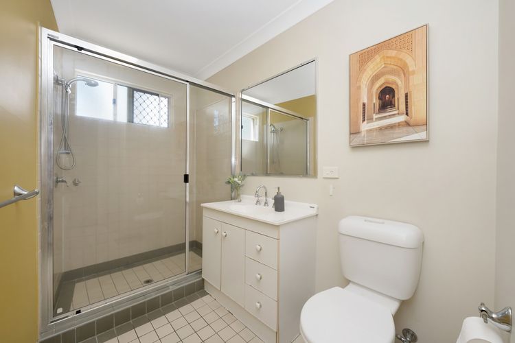 Full bathroom image 1